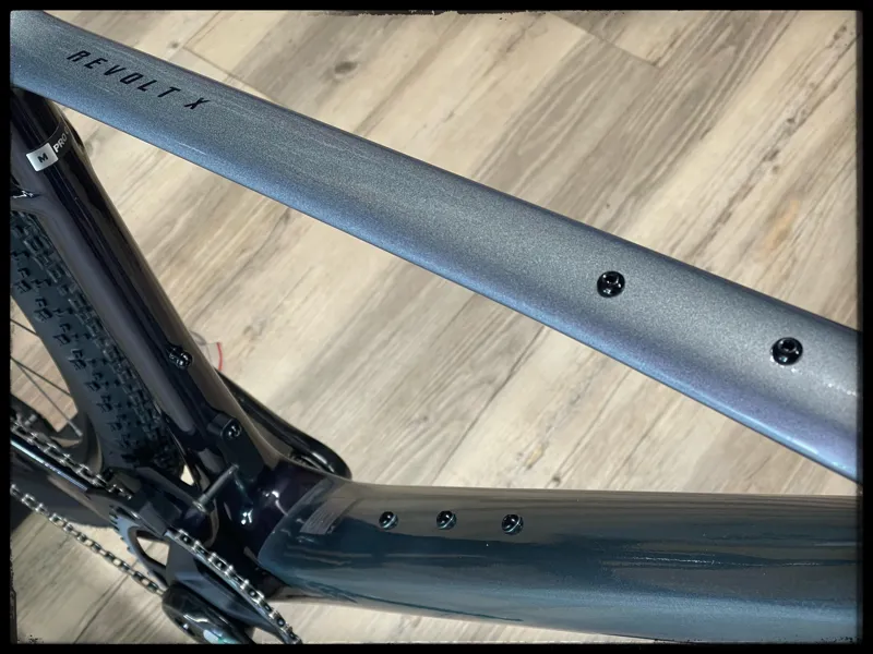 Revolt X Advanced Pro 0 Medium Airglow/Black 2023Currant-2